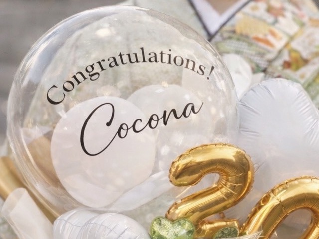 透明のバルーンにカッティングシートで貼った「Congratulations! Cocona」の文字